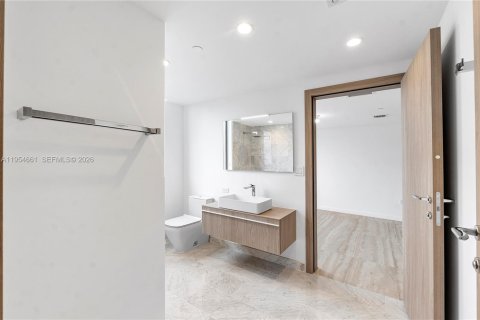 House in Bay Harbor Islands, Florida 3 bedrooms, 187.11 sq.m. № 2025853 - photo 11