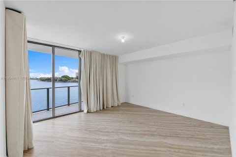 House in Bay Harbor Islands, Florida 3 bedrooms, 187.11 sq.m. № 2025853 - photo 19