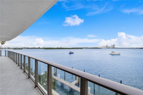 House in Bay Harbor Islands, Florida 3 bedrooms, 187.11 sq.m. № 2025853 - photo 6