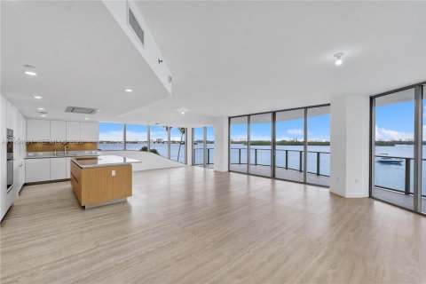 House in Bay Harbor Islands, Florida 3 bedrooms, 187.11 sq.m. № 2025853 - photo 10