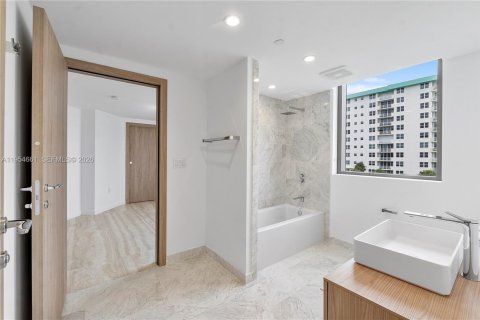 House in Bay Harbor Islands, Florida 3 bedrooms, 187.11 sq.m. № 2025853 - photo 18