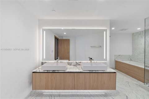 House in Bay Harbor Islands, Florida 3 bedrooms, 187.11 sq.m. № 2025853 - photo 21