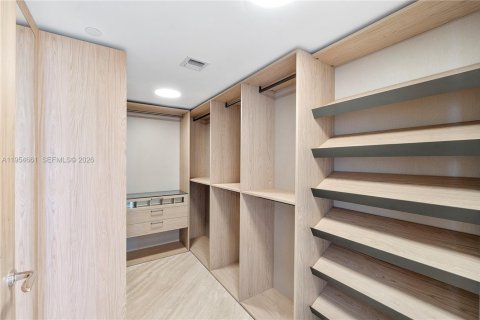 House in Bay Harbor Islands, Florida 3 bedrooms, 187.11 sq.m. № 2025853 - photo 16