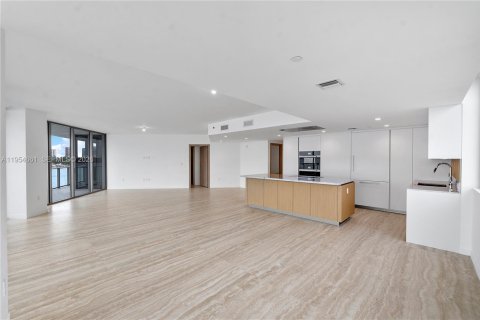 House in Bay Harbor Islands, Florida 3 bedrooms, 187.11 sq.m. № 2025853 - photo 9