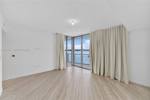 House in Bay Harbor Islands, Florida 3 bedrooms, 187.11 sq.m. № 2025853 - photo 14