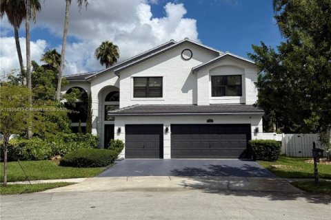 House in Miramar, Florida 5 bedrooms, 313.82 sq.m. № 1882528 - photo 1