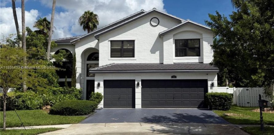House in Miramar, Florida 5 bedrooms, 313.82 sq.m. № 1882528