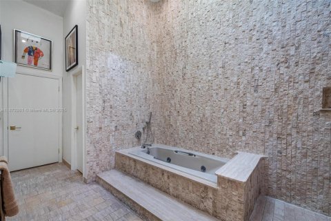 Villa ou maison à vendre à Miami, Floride: 3 chambres, 337.98 m2 № 1898067 - photo 23