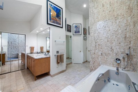 Villa ou maison à vendre à Miami, Floride: 3 chambres, 337.98 m2 № 1898067 - photo 24