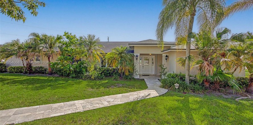 House in Palmetto Bay, Florida 4 bedrooms, 271.83 sq.m. № 2244063