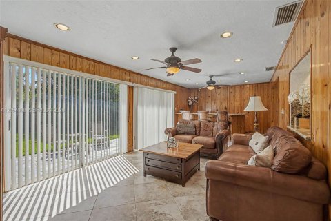 House in Palmetto Bay, Florida 4 bedrooms, 271.83 sq.m. № 2244063 - photo 8