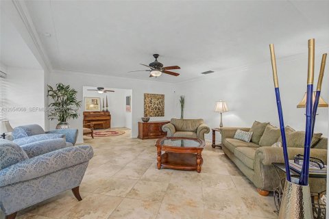 House in Palmetto Bay, Florida 4 bedrooms, 271.83 sq.m. № 2244063 - photo 2