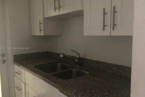 Снять в аренду кондоминиум в Ки-Бискейн, Флорида 1 спальня, 56.48м2, № 1974212 - фото 9