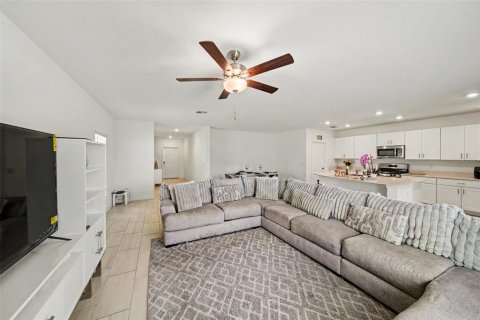 House in Zephyrhills, Florida 5 bedrooms, 205.96 sq.m. № 2223512 - photo 6