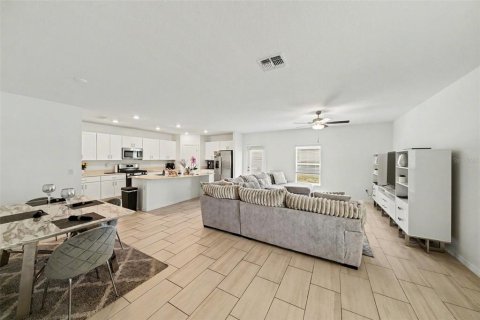 House in Zephyrhills, Florida 5 bedrooms, 205.96 sq.m. № 2223512 - photo 7