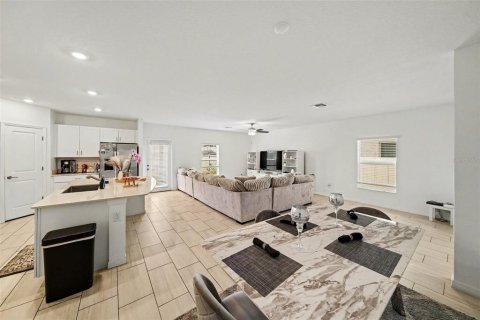 House in Zephyrhills, Florida 5 bedrooms, 205.96 sq.m. № 2223512 - photo 9