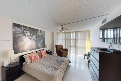 Снять в аренду кондоминиум в Халландейл-Бич, Флорида 1 спальня, 99.87м2, № 1990501 - фото 9