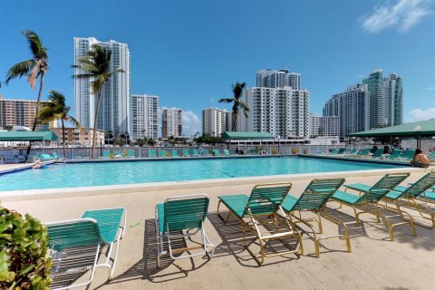 Снять в аренду кондоминиум в Халландейл-Бич, Флорида 1 спальня, 99.87м2, № 1990501 - фото 13