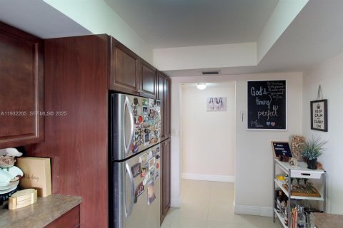 Снять в аренду кондоминиум в Халландейл-Бич, Флорида 1 спальня, 99.87м2, № 1990501 - фото 3