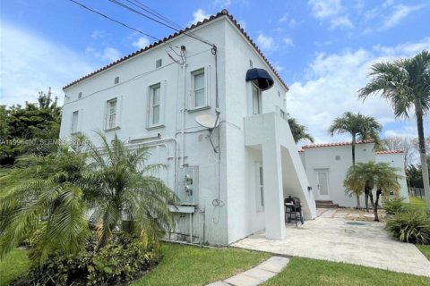 House in Miami, Florida 3 bedrooms, 167.22 sq.m. № 2059068 - photo 22