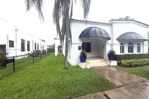 House in Miami, Florida 3 bedrooms, 167.22 sq.m. № 2059068