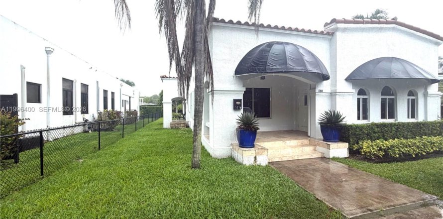 House in Miami, Florida 3 bedrooms, 167.22 sq.m. № 2059068