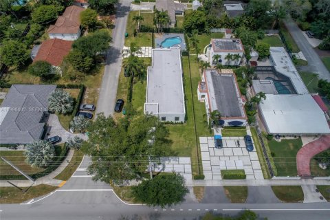 House in Miami, Florida 3 bedrooms, 167.22 sq.m. № 2059068 - photo 28