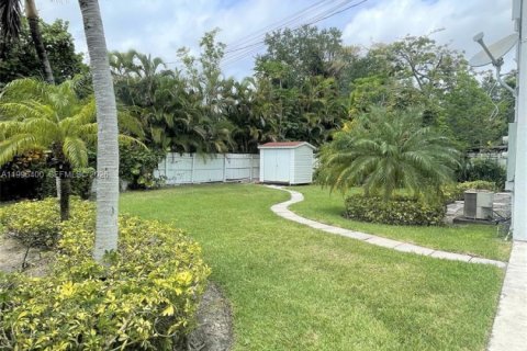 House in Miami, Florida 3 bedrooms, 167.22 sq.m. № 2059068 - photo 20