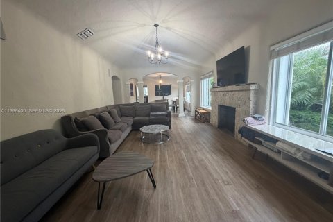 House in Miami, Florida 3 bedrooms, 167.22 sq.m. № 2059068 - photo 6