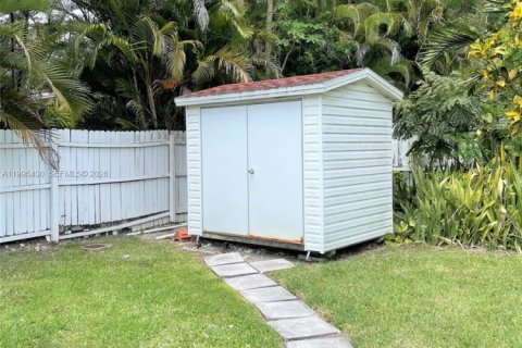 House in Miami, Florida 3 bedrooms, 167.22 sq.m. № 2059068 - photo 24