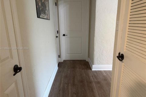 House in Miami, Florida 3 bedrooms, 167.22 sq.m. № 2059068 - photo 15