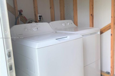 House in Miami, Florida 3 bedrooms, 167.22 sq.m. № 2059068 - photo 26