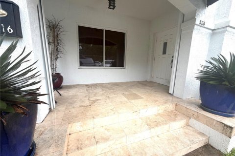 House in Miami, Florida 3 bedrooms, 167.22 sq.m. № 2059068 - photo 3