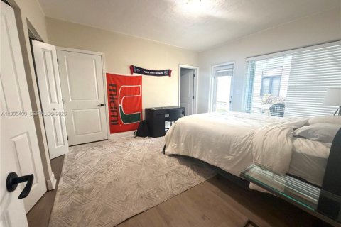 House in Miami, Florida 3 bedrooms, 167.22 sq.m. № 2059068 - photo 12