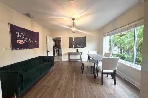 House in Miami, Florida 3 bedrooms, 167.22 sq.m. № 2059068 - photo 8