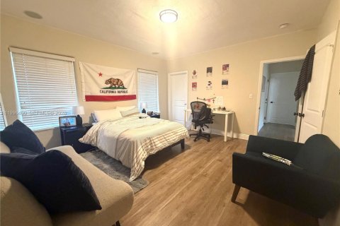 House in Miami, Florida 3 bedrooms, 167.22 sq.m. № 2059068 - photo 13