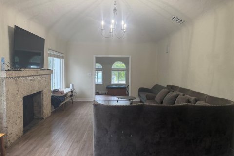 House in Miami, Florida 3 bedrooms, 167.22 sq.m. № 2059068 - photo 9