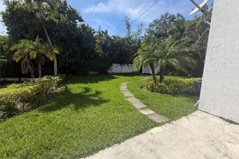 House in Miami, Florida 3 bedrooms, 167.22 sq.m. № 2059068 - photo 25