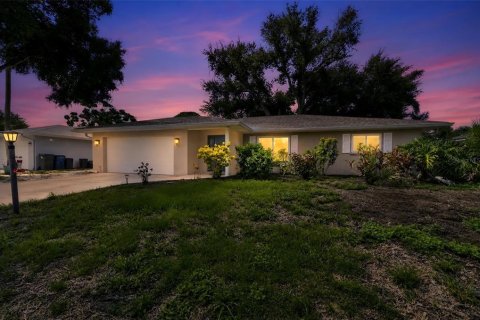 House in Bradenton, Florida 3 bedrooms, 163.69 sq.m. № 2227822 - photo 2