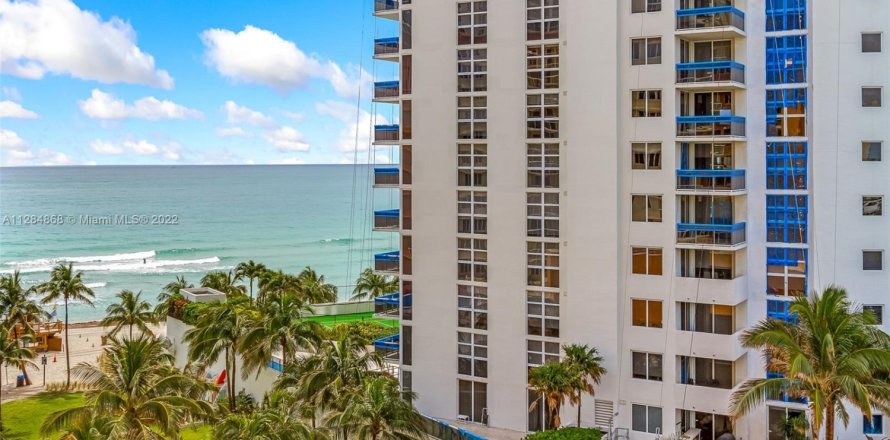Estudio en el Condominio en Sunny Isles Beach, Florida  № 2077316