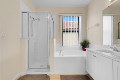 Casa en venta en Kissimmee, Florida, 5 dormitorios, 329.43 m2 № 1918666 - foto 28