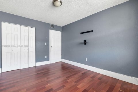 Купить кондоминиум в Лодерхилл, Флорида 3 спальни, 116.03м2, № 1943446 - фото 10