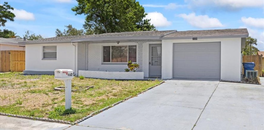 House in Port Richey, Florida 2 bedrooms, 104.79 sq.m. № 1781295