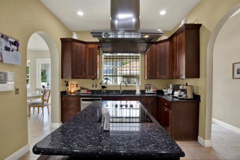 Casa en venta en Tampa, Florida, 5 dormitorios, 353.96 m2 № 2383543 - foto 8