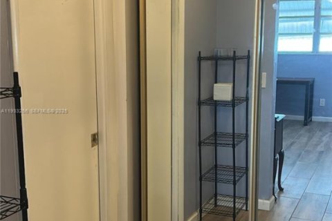 Copropriété à louer à Hallandale Beach, Floride: 2 chambres, 86.86 m2 № 1991170 - photo 13