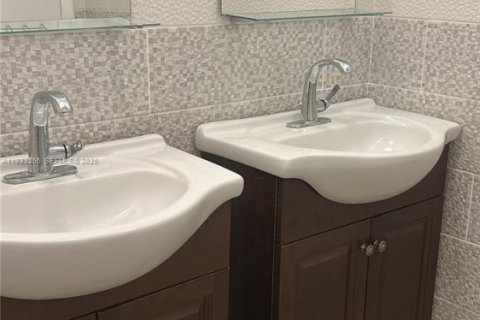 Copropriété à louer à Hallandale Beach, Floride: 2 chambres, 86.86 m2 № 1991170 - photo 16