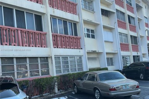 Copropriété à louer à Hallandale Beach, Floride: 2 chambres, 86.86 m2 № 1991170 - photo 18