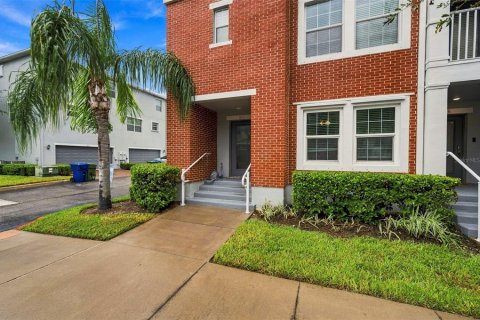 Townhouse in Tampa, Florida 4 bedrooms, 234.67 sq.m. № 2418323 - photo 3