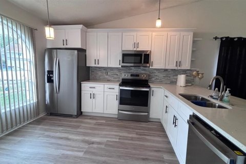 House in Orlando, Florida 2 bedrooms, 87.89 sq.m. № 2232251 - photo 4