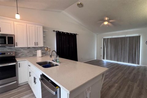 House in Orlando, Florida 2 bedrooms, 87.89 sq.m. № 2232251 - photo 5